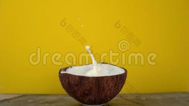 在一个黄色的热带水果被投放到<strong>椰奶</strong>中后，一张摊开<strong>椰奶</strong>的照片